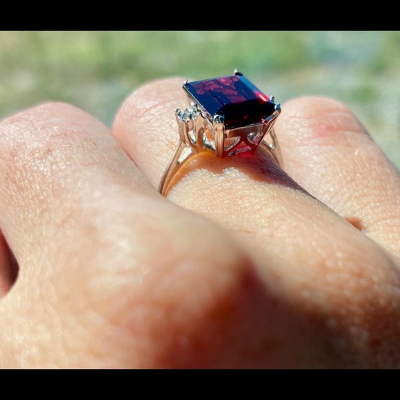 Jewelry - 3.5 Carat Garnet in 10kwg